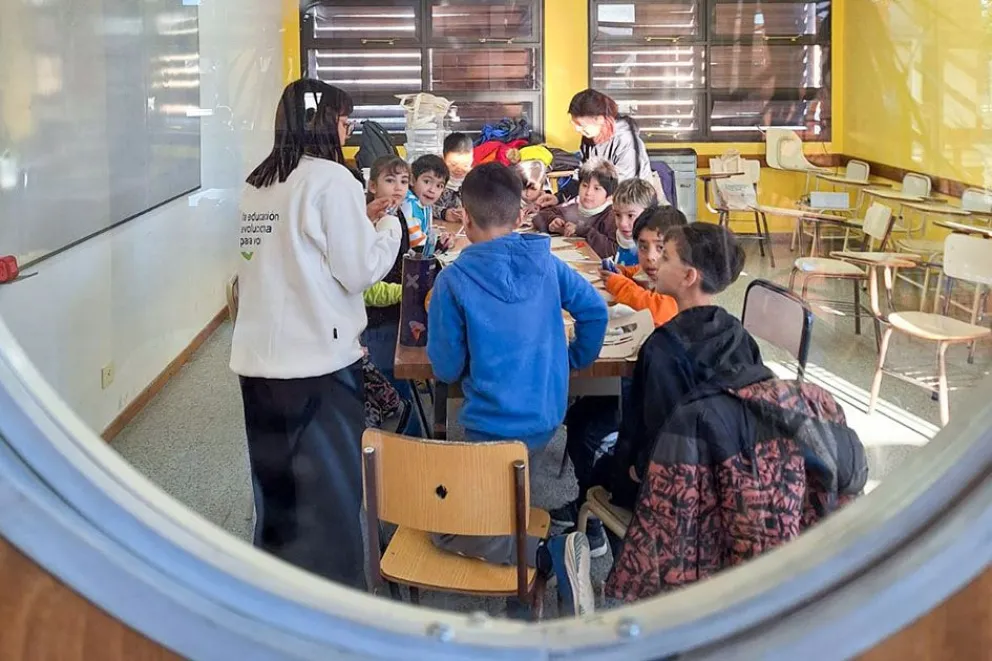 Educación capacitará a equipos de conducción y técnicos sobre entornos digitales
