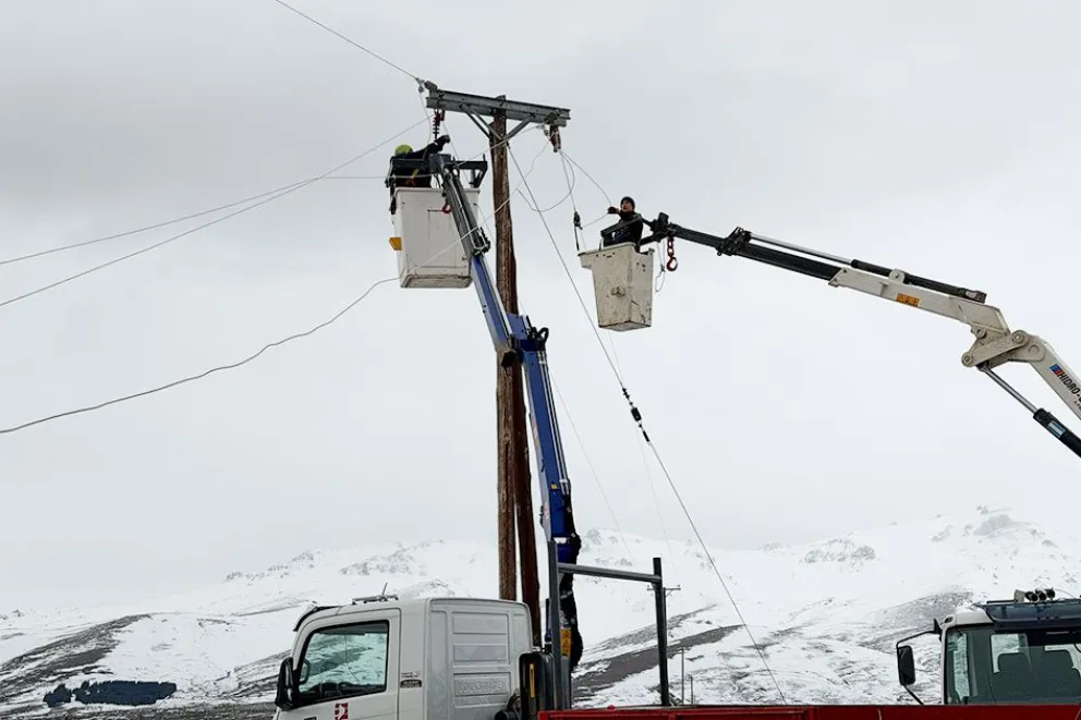 Continúan los trabajos del EPEN para normalizar el servicio eléctrico en la zona centro oeste