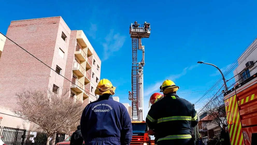 Bomberos realizaron un simulacro de rescate en altura en el centro de Neuquén