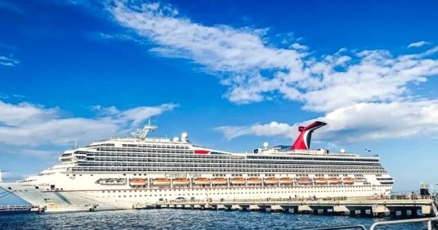 Progreso desbordado con más de 3 mil cruceristas de Carnival Valor