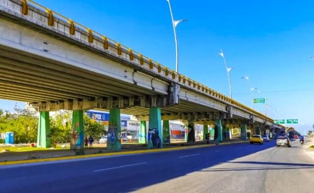 Playa del Carmen: alerta por caída de concreto del puente vehicular