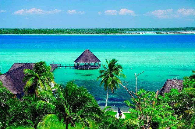 Bacalar sin sargazo: turistas cambian las playas por la Laguna