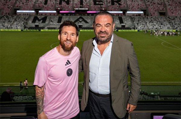 Messi posa con el dueño de Meliá y planea multiplicar sus hoteles