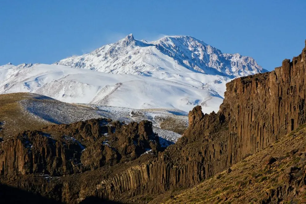 Domuyo, territorio de glaciares, aguas termales y especies únicas