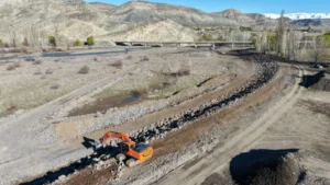 La Provincia amplía las obras de defensa sobre el río Curí Leuvú en Chos Malal