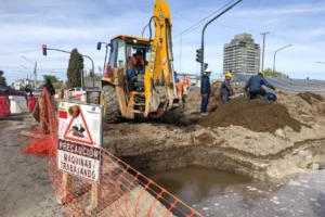 Por la obra de la Avenida Mosconi, se reemplaza tramo de cañería sobre calle Planas