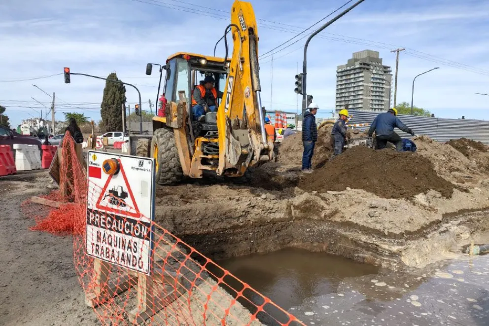 Por la obra de la Avenida Mosconi, se reemplaza tramo de cañería sobre calle Planas