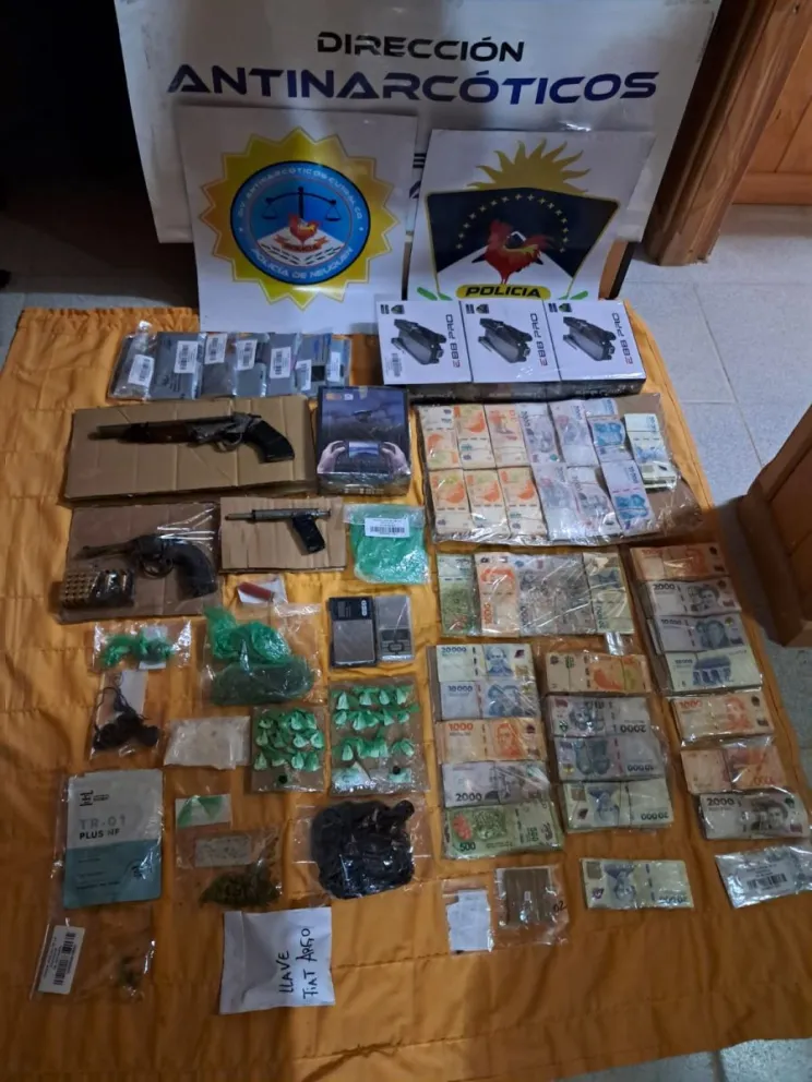 Nuevo golpe al microtráfico: secuestran drogas, armas y más de 14 millones de pesos