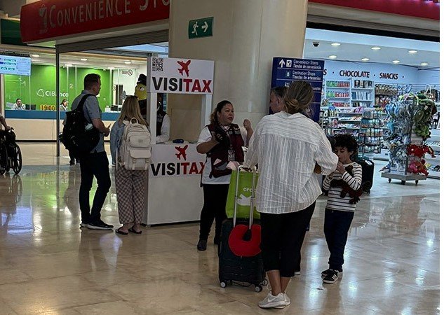 Cancún: turistas molestos por cobro de USD 14 de más en Visitax