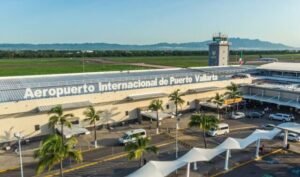 Vallarta: cierra el aeropuerto más de un día por el huracán Simón