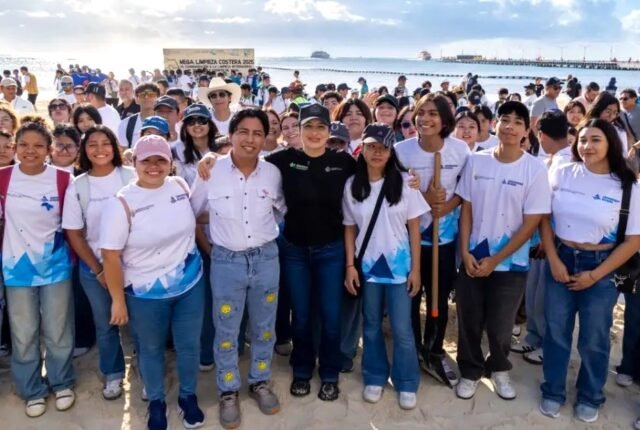 Playa del Carmen: alcaldesa y voluntarios limpian 8 km de playa